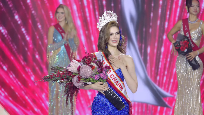 Đại diện Venezuela đăng quang trong đêm chung kết Miss Charm 2025. Ảnh chụp màn hình