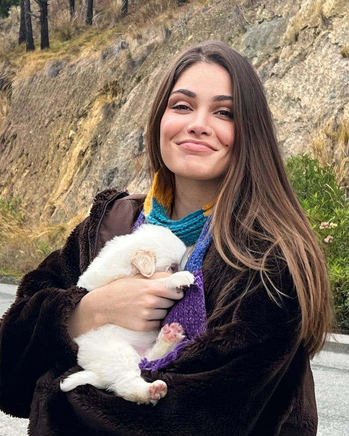 Anna thể hiện tình yêu với động vật. Ảnh: IGNV