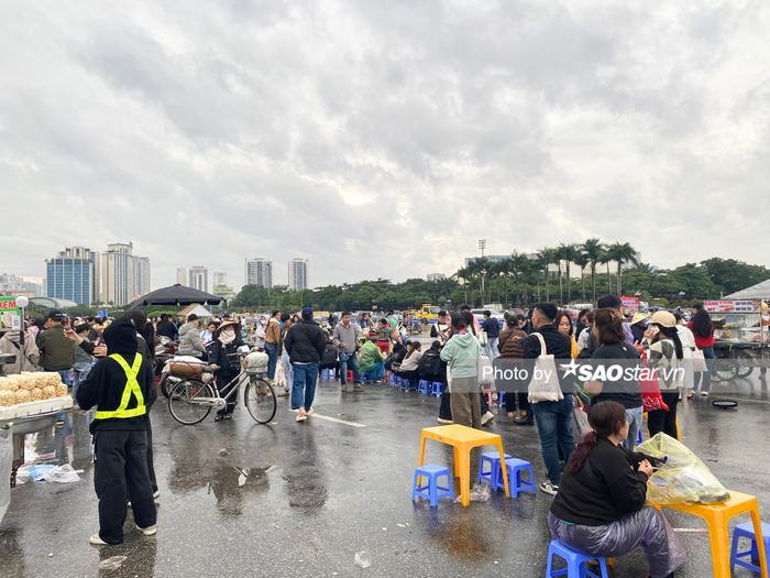 Thời tiết tại Hà Nội có mưa nhỏ, se lạnh. Đến sát giờ G live concert của Mỹ Tâm gần như tạnh ráo.