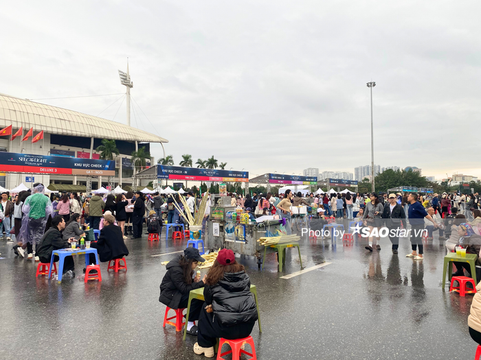 Nhiều khán giả đã có mặt từ sớm để check-in tại live concert của Mỹ Tâm.