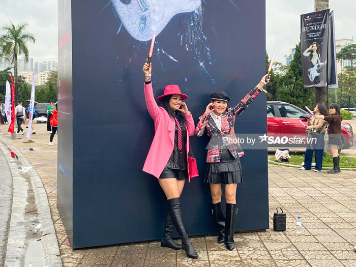 Không khí háo hức check-in của khán giả.