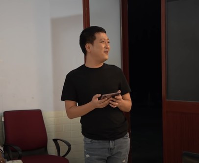 Trường Giang khoe đồng nghiệp chiếc điện thoại 50 triệu Nhã Phương tặng. Ảnh chụp màn hình