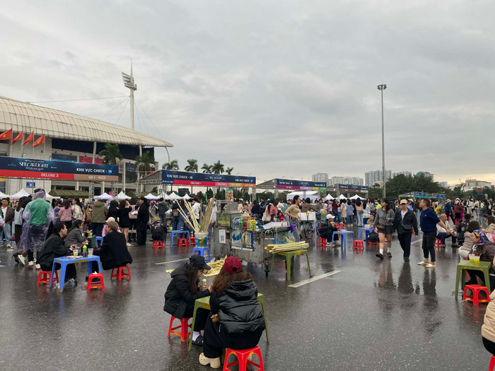 Hàng quán bên ngoài sân vận động cũng vô cùng nhộn nhịp.