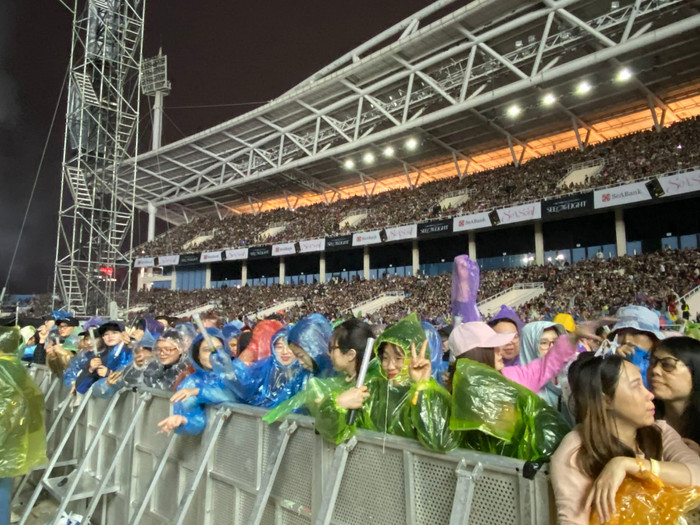 Trực tiếp live concert của Mỹ Tâm tại Hà Nội: Dàn xao xuất hiện, trời đổ mưa trước giờ bắt đầu Ảnh 1