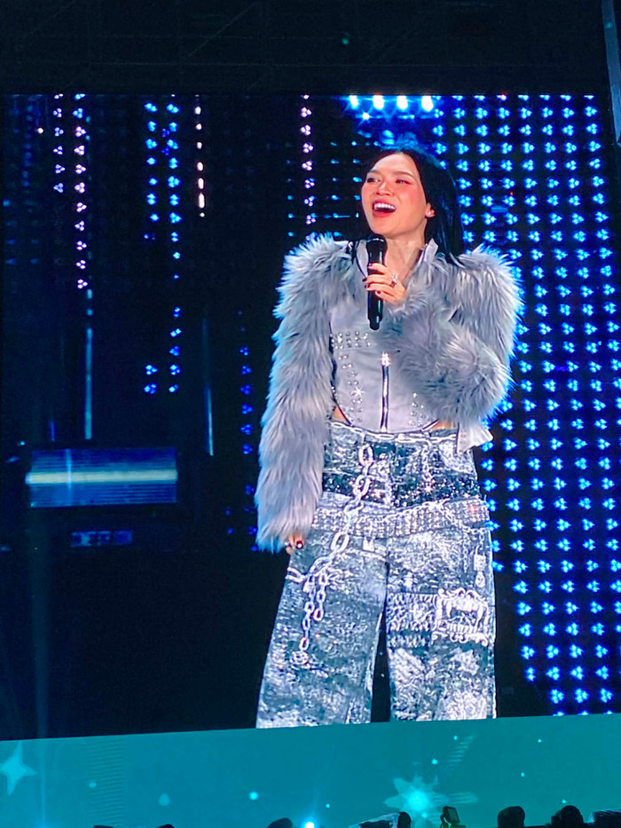 Trực tiếp live concert của Mỹ Tâm tại Hà Nội: 'Họa mi tóc nâu' thay outfit liên tục, 40.000 khán giả bùng nổ bởi loạt 'siêu hit' Ảnh 1