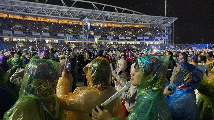 Trực tiếp live concert của Mỹ Tâm tại Hà Nội: Dàn xao xuất hiện, trời đổ mưa trước giờ bắt đầu Ảnh 2