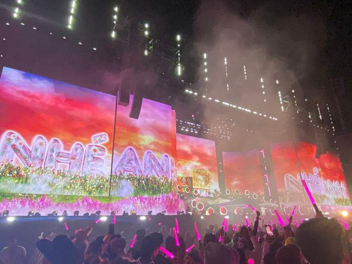 Trực tiếp live concert của Mỹ Tâm tại Hà Nội: 'Chị đại showbiz' xuất hiện trên bàn treo chục mét, chuẩn sao hạng S Ảnh 2