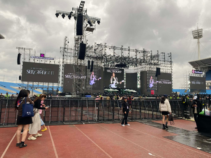 Hệ thống màn hình LED cùng dần âm thanh đã sẵn sàng cho buổi biểu diễn tối nay. 