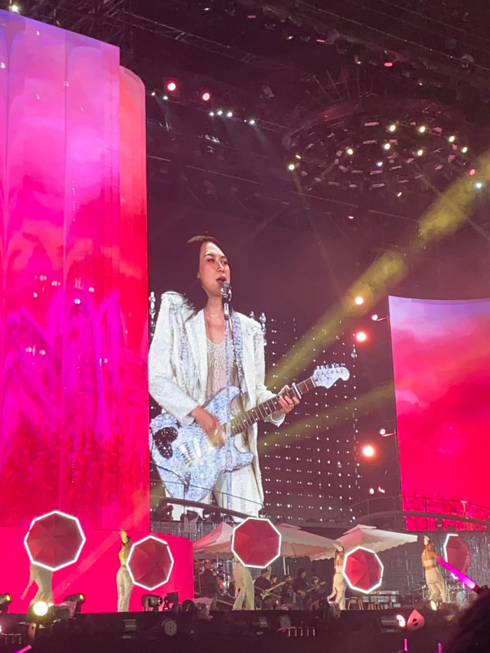 Trực tiếp live concert của Mỹ Tâm tại Hà Nội: 'Chị đại showbiz' xuất hiện trên bàn treo chục mét, chuẩn sao hạng S Ảnh 1