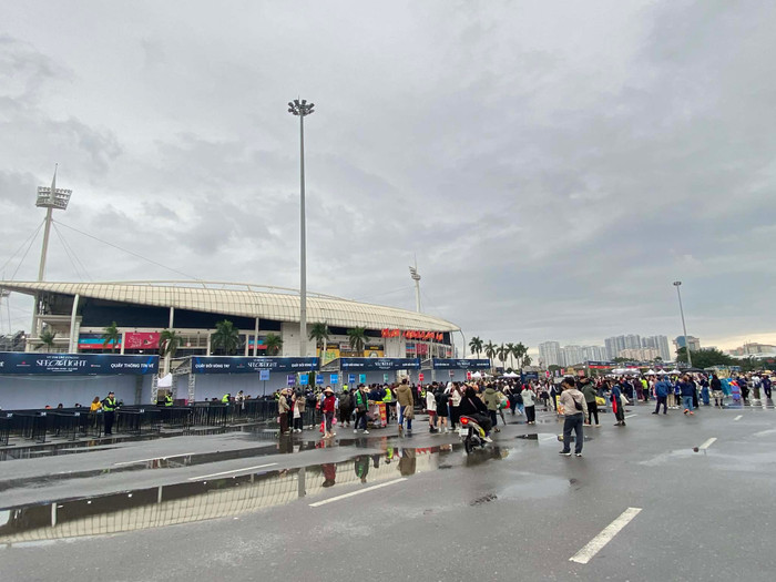 Mưa đã vơi, thời tiết chiều 13/12 tại Hà Nội theo ghi nhận là lý tưởng cho một buổi live concert ngoài trời.