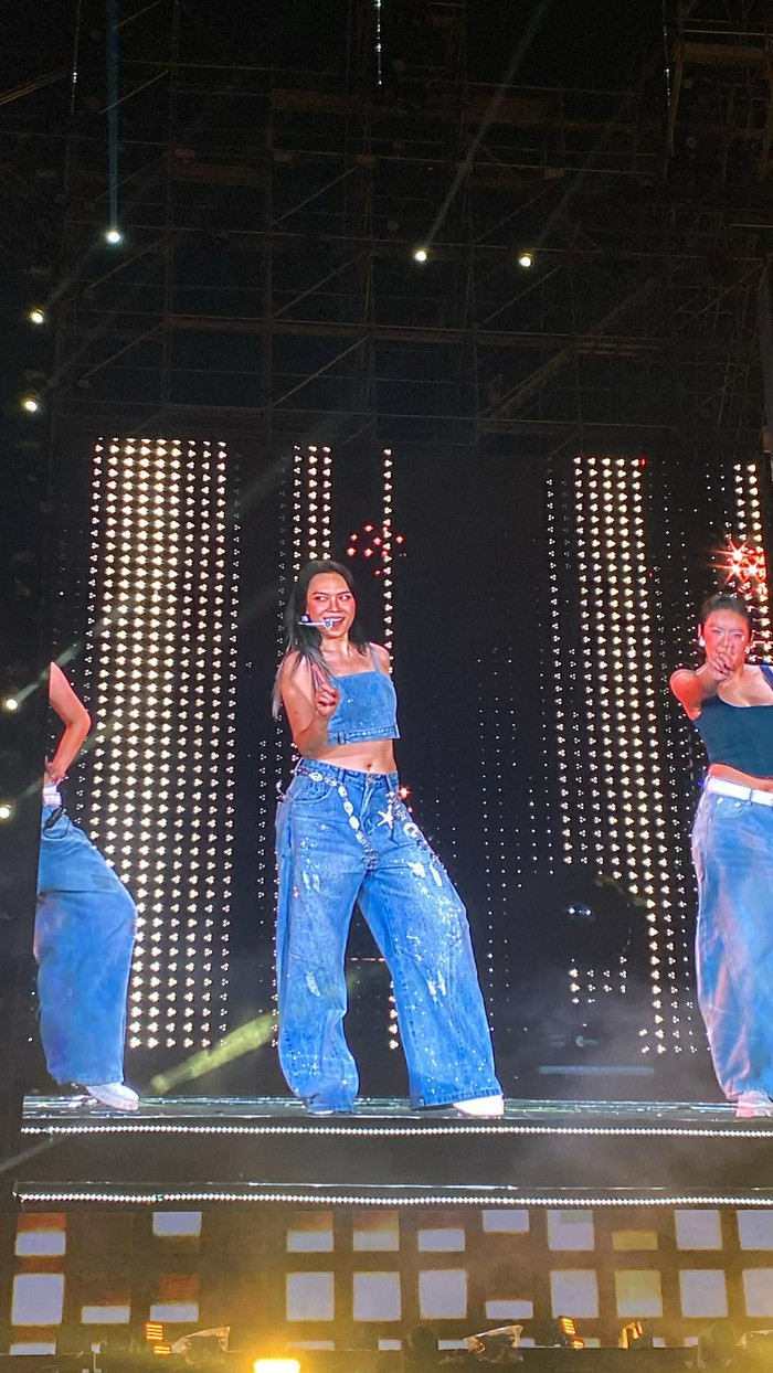 Trực tiếp live concert của Mỹ Tâm tại Hà Nội: 'Hoạ mi tóc nâu' thăng hoa, hát đến 0h vẫn sung như lúc mở màn! Ảnh 2