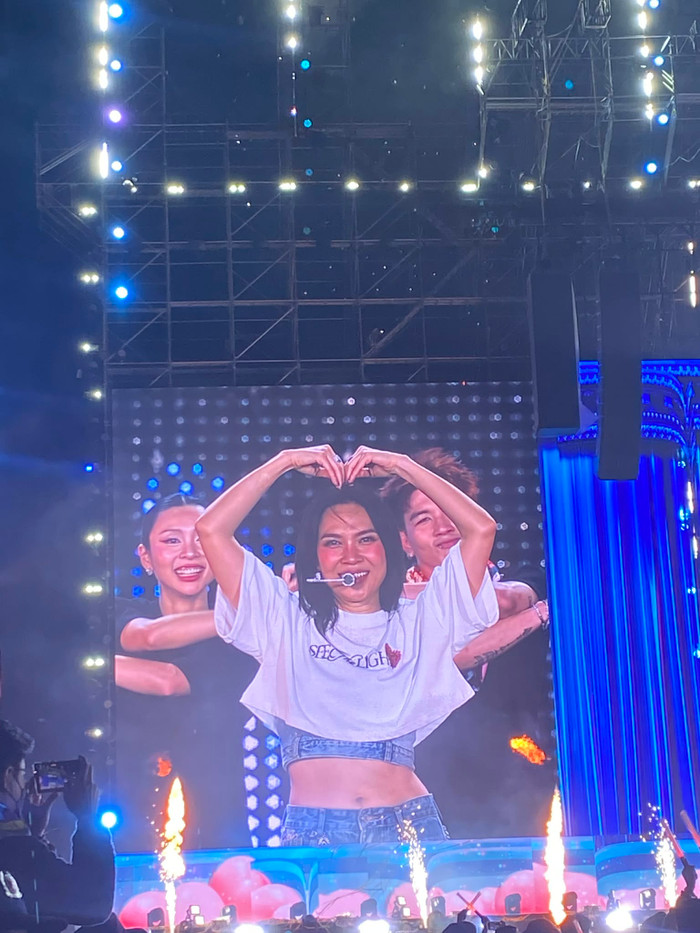 Khoảnh khắc Mỹ Tâm chào tạm biệt khán giả, kết thúc live concert lịch sử.