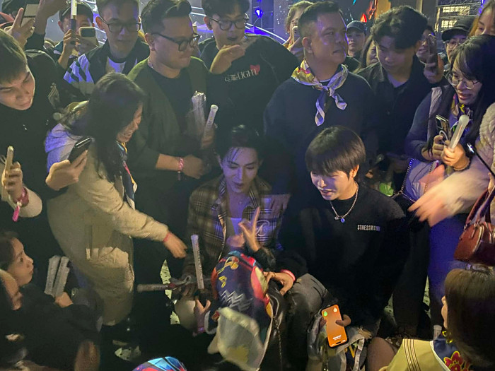 Erik và Đức Phúc diện đồ giản dị đến xem live concert của Mỹ Tâm.