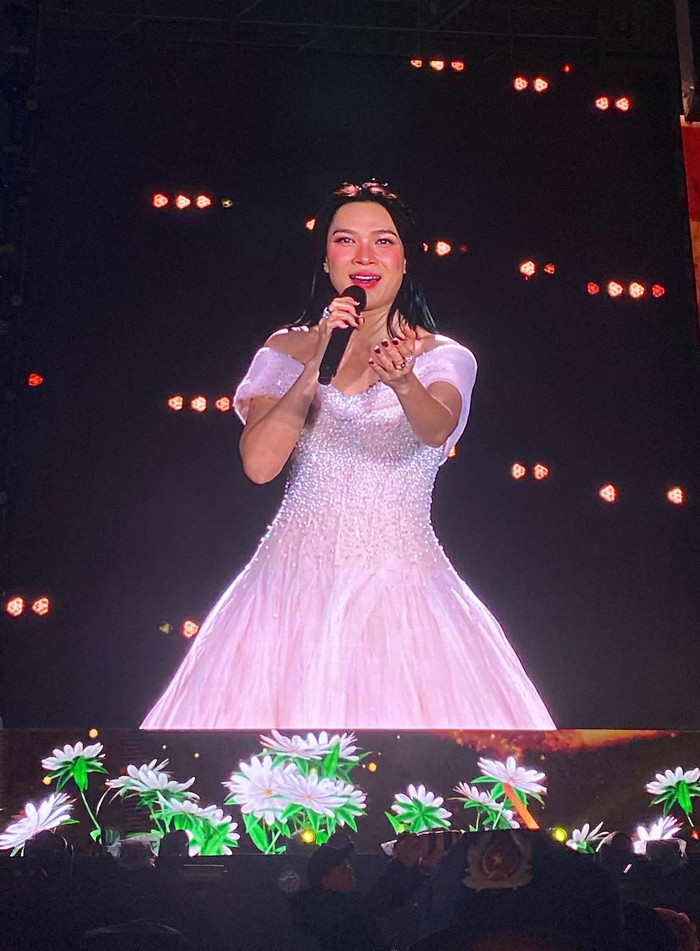 Trực tiếp live concert của Mỹ Tâm tại Hà Nội: 'Chị đại showbiz' xuất hiện trên bàn treo chục mét, chuẩn sao hạng S Ảnh 2