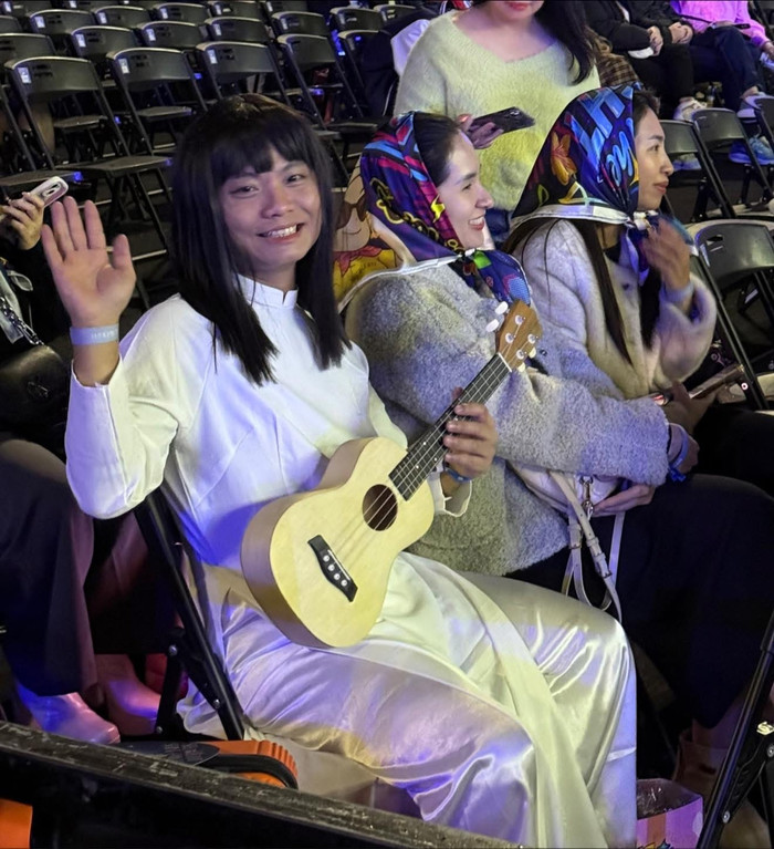 Fan “cosplay” thành Mỹ Tâm phiên bản Cây Đàn Sinh Viên 20 năm trước. 