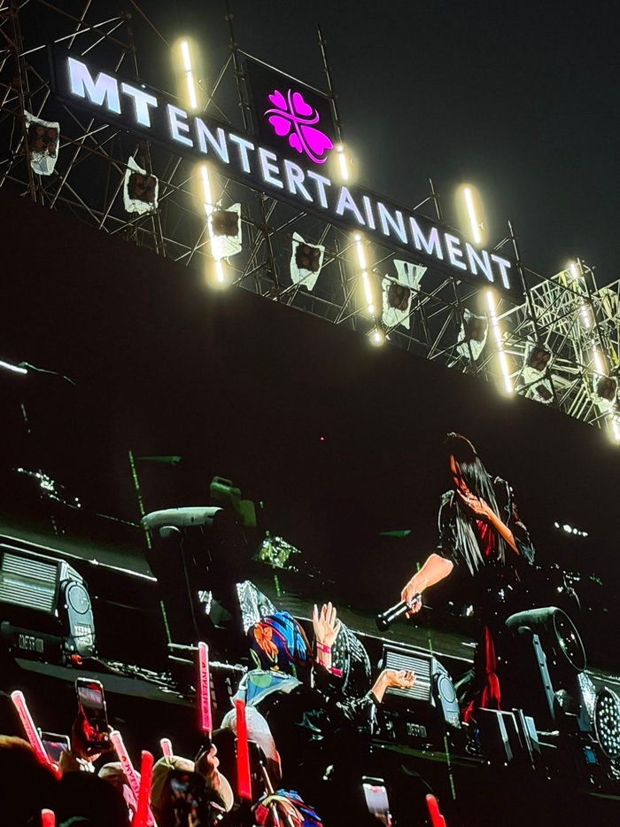 Tại sự kiện, Hoà Minzy bất ngờ xin phép 'đàn chị' về sớm để đón bé Bo. Cô nói 'Em xin phép chị cho em về sớm để em đón con' khiến 40.000 khán giả ở sân vận động Mỹ Đình bùng nổ.