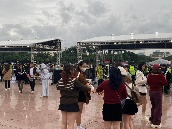 Khán giả hào hứng check-in, đổi vòng tay để vào bên trong sự kiện. 