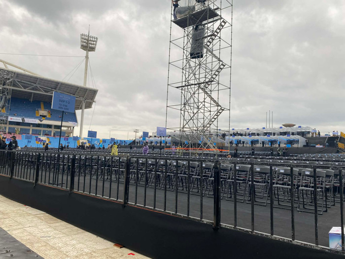 Các hàng ghế đã được sắp xếp ngay ngắn, thẳng tươm chờ đón những vị khán giả của live concert See The Light.