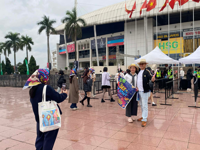 Trực tiếp live concert của Mỹ Tâm tại Hà Nội: Mưa đã vơi, khán giả hào hứng check-in Ảnh 2