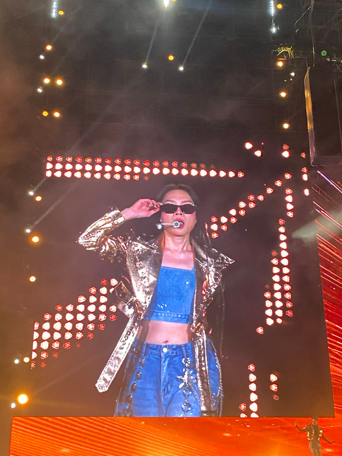 Trực tiếp live concert của Mỹ Tâm tại Hà Nội: 'Họa mi tóc nâu' quỳ gối cảm ơn bố mẹ ngay trên sân khấu Ảnh 1