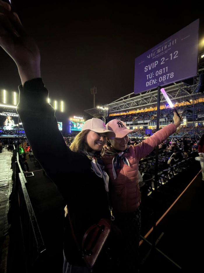 Nhiều khán giả tranh thủ check-in với sân khấu quy mô khủng trong See The Light.