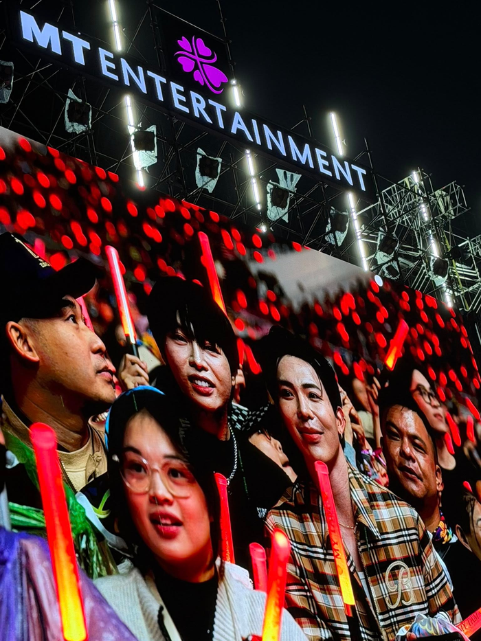 Trực tiếp live concert của Mỹ Tâm tại Hà Nội: Hoà Minzy nói một câu khiến 40.000 khán giả bùng nổ Ảnh 1