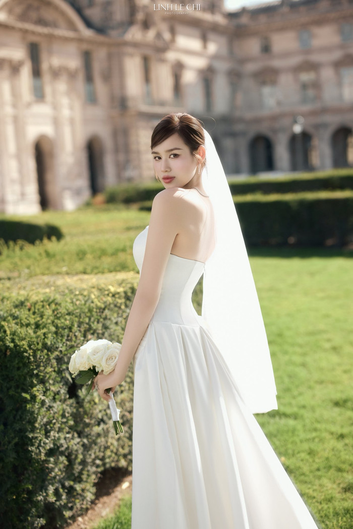 Đỗ Thị Hà ưu tiên item đáng đầu tư mà vẫn phù hợp gu thẩm mỹ. Ảnh: FBNV