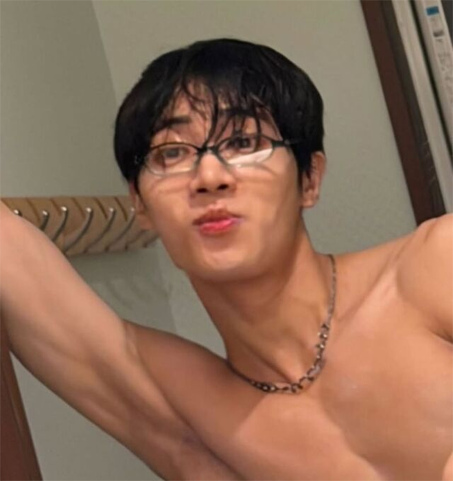 Ảnh bán khỏa thân của Choo Young Woo.