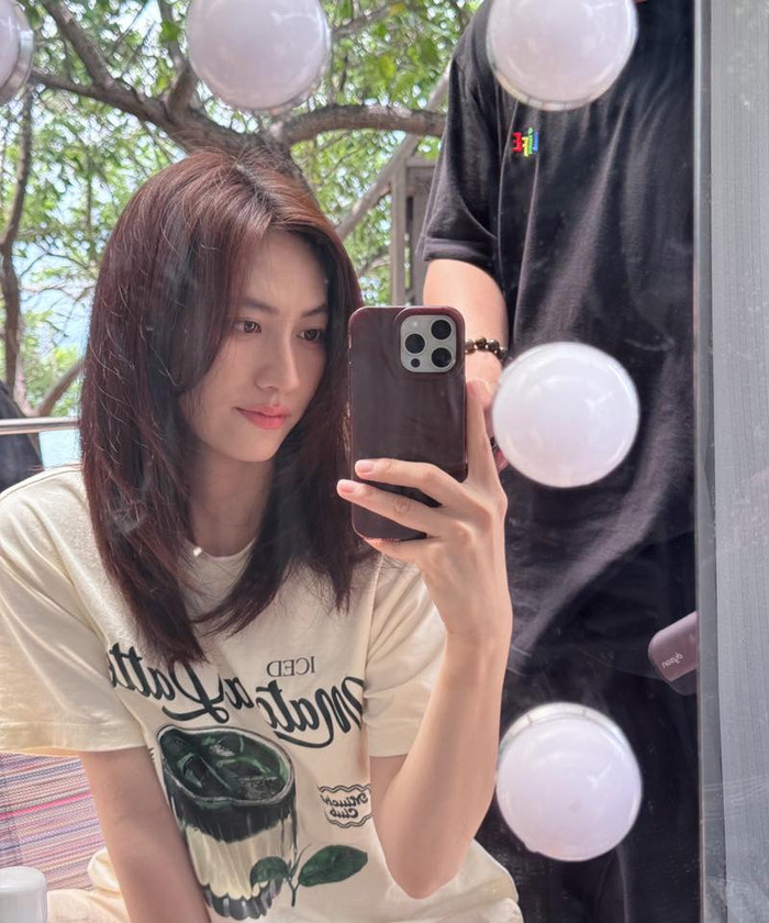 Nhìn chung, gu thời trang của Phương Anh Đào thể hiện sự cá tính qua việc biến hóa linh hoạt giữa casual streetwear và feminine touch. Cô thường chọn màu trung tính như đen, be, xám, xen lẫn sắc nổi như đỏ, hồng, giúp tổng thể hài hòa. Trang điểm của mỹ nhân 9x chủ yếu thiên về sự tự nhiên, với lớp nền glowy, son môi đa dạng từ nude đến đỏ, và chú trọng dưỡng da nhấn vào độ ẩm để da luôn mịn màng. Ảnh: FBNV