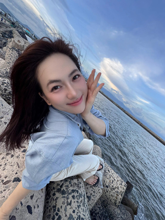 Điều này giúp phong cách của Phương Anh Đào dễ tiếp cận hơn, vì tập trung vào các món đồ cơ bản như áo phông, quần rộng, sneaker. Đồng thời những item này phù hợp với các cô gái trẻ tuổi, đặc biệt những ai yêu thích lối sống năng động, du lịch, vì nhấn mạnh sự thoải mái mà không mất nữ tính. Ảnh: FBNV