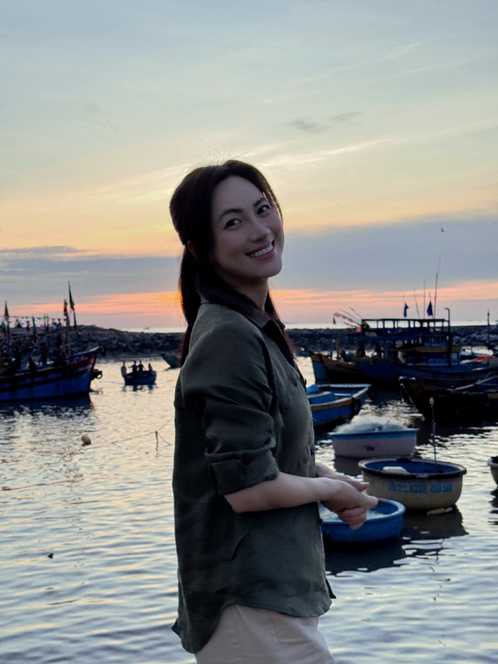 Tuy nhiên, phong cách của Phương Anh Đào có thể bị cho rằng thiếu sự formal ở một số set đồ, khiến chúng ít phù hợp cho sự kiện trang trọng, hoặc quá đơn giản và thiếu điểm nhấn nếu không phối phụ kiện khéo léo. Ảnh: FBNV