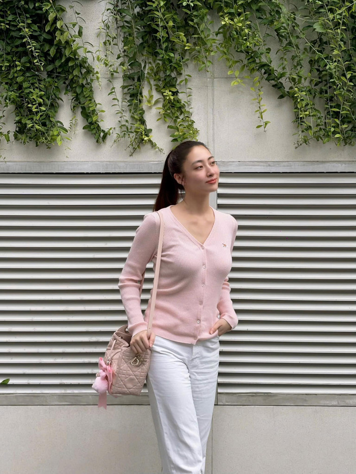 Lương Thùy Linh thường xuyên sử dụng các tông màu trung tính và nhẹ nhàng như trắng, kem, hồng pastel hay vàng nhạt trong các set đồ, mang lại cảm giác nhẹ nhàng, tươi mới. Ảnh: FBNV