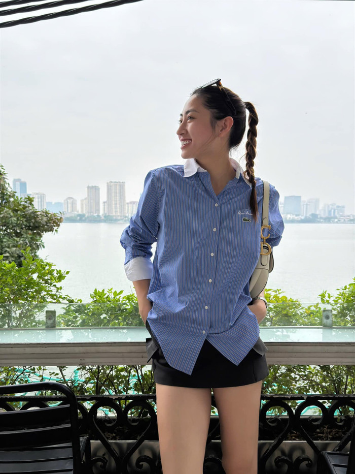 Nàng hậu theo đuổi phong cách tối giản. Dù sở hữu chiều cao ấn tượng, cô hiếm khi chọn những trang phục quá cầu kỳ hay rườm rà, mà ưu tiên các item cơ bản, dễ mặc và có tính ứng dụng cao. Ảnh: FBNV