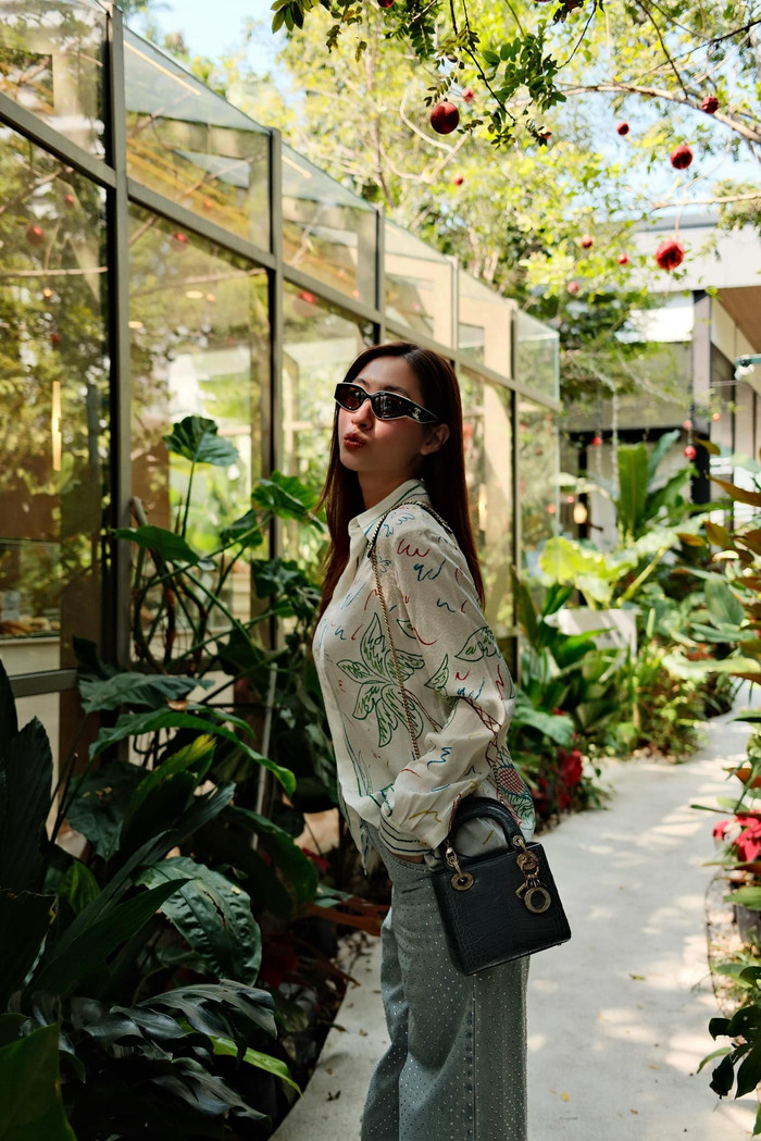 Dù trang phục chính đơn giản, Lương Thùy Linh luôn tạo điểm nhấn bằng các phụ kiện có giá trị. Cô thường chọn các mẫu túi xách nhỏ gọn, kiểu dáng độc đáo hoặc đến từ các thương hiệu lớn như để tăng thêm vẻ ngoài sang trọng. Ảnh: FBNV