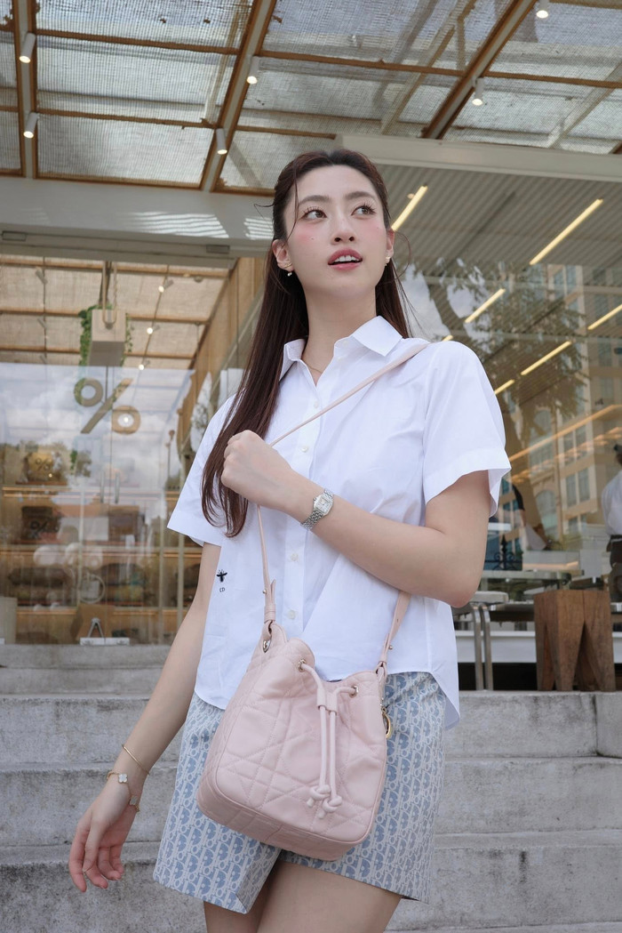 Các item cơ bản như áo sơ mi trắng, áo dệt kim cardigan được cô chọn với phom dáng vừa vặn, chất liệu cao cấp để giữ vững sự chỉn chu và thanh lịch. Ảnh: FBNV