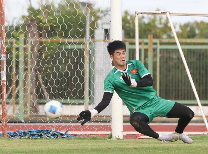 Trung Kiên muốn giữ sạch lưới trước U22 Philippines. Ảnh: VFF