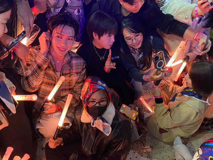 Hòa Minzy xuất hiện ở live concert Mỹ Tâm sau khi ấn định ngày trọng đại, hòa nhịp cùng 40.000 khán giả Ảnh 2