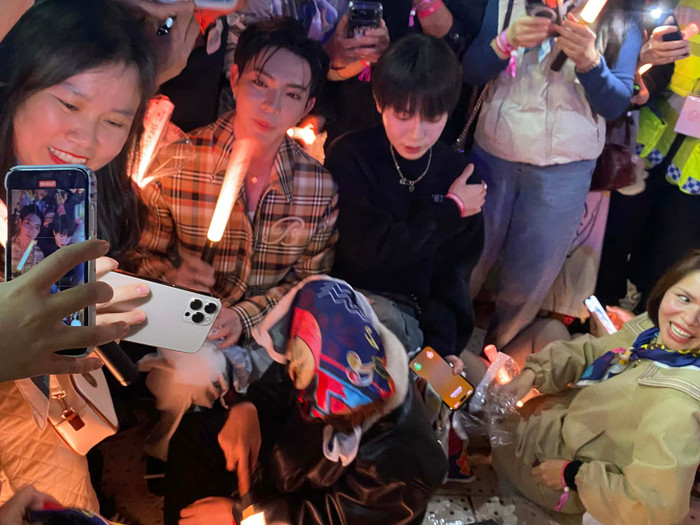 Hòa Minzy, Đức Phúc và Erik có mặt tại live concert của Mỹ Tâm vào tối nay. (Ảnh Phương Thảo)