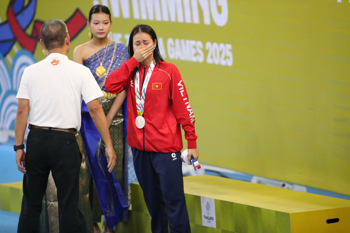 “Tiểu Ánh Viên” bật khóc. Ảnh: Quý Lượng