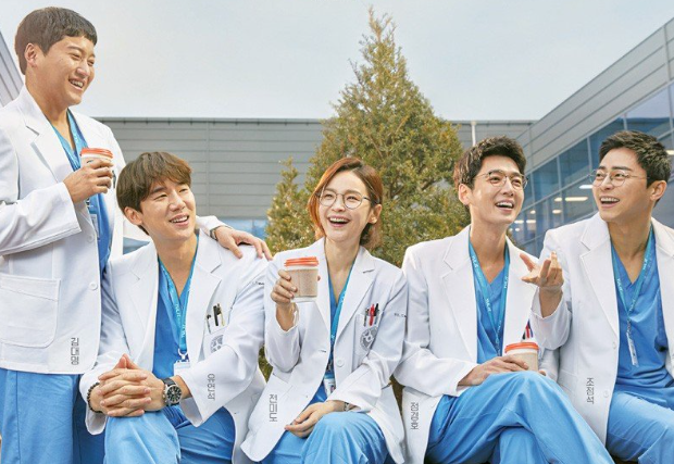 Năm bác sĩ thân thiết trong Hospital Playlist vừa khoác áo blouse trắng vừa gắn kết bằng âm nhạc và tình bạn