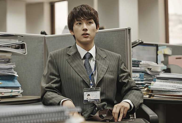 Im Si Wan trong vai nhân viên văn phòng non trẻ, lạc lõng giữa môi trường công sở khắc nghiệt