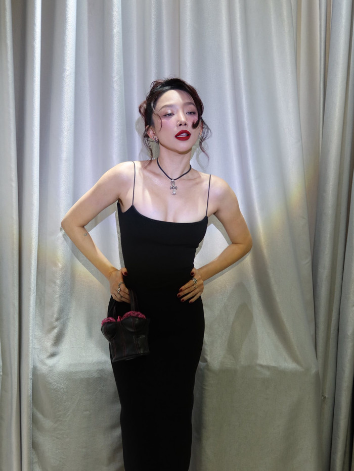 Tóc Tiên gây chú ý với phong cách gợi cảm, quyến rũ. (Ảnh FBNV)