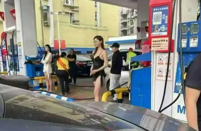 Cây xăng thuê người mẫu mặc bikini để quảng cáo khuyến mãi, bị chỉ trích dữ dội Ảnh 1