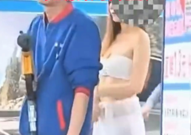 Cây xăng thuê người mẫu mặc bikini để quảng cáo khuyến mãi, bị chỉ trích dữ dội Ảnh 2