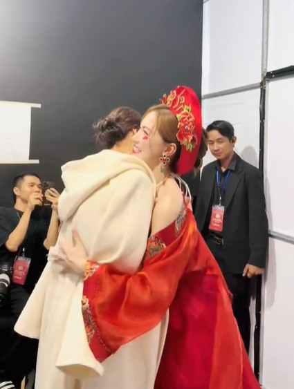 Khoảnh khắc Mỹ Tâm ôm, chúc mừng Hòa Minzy có MV đạt 200 triệu view. (Ảnh bigheadchou)