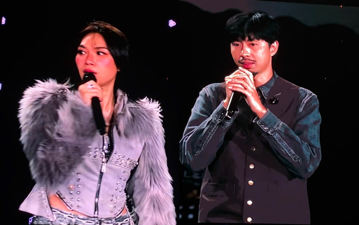 Mỹ Tâm bối rối khi chứng kiến Đen Vân bật khóc ở trên sân khấu