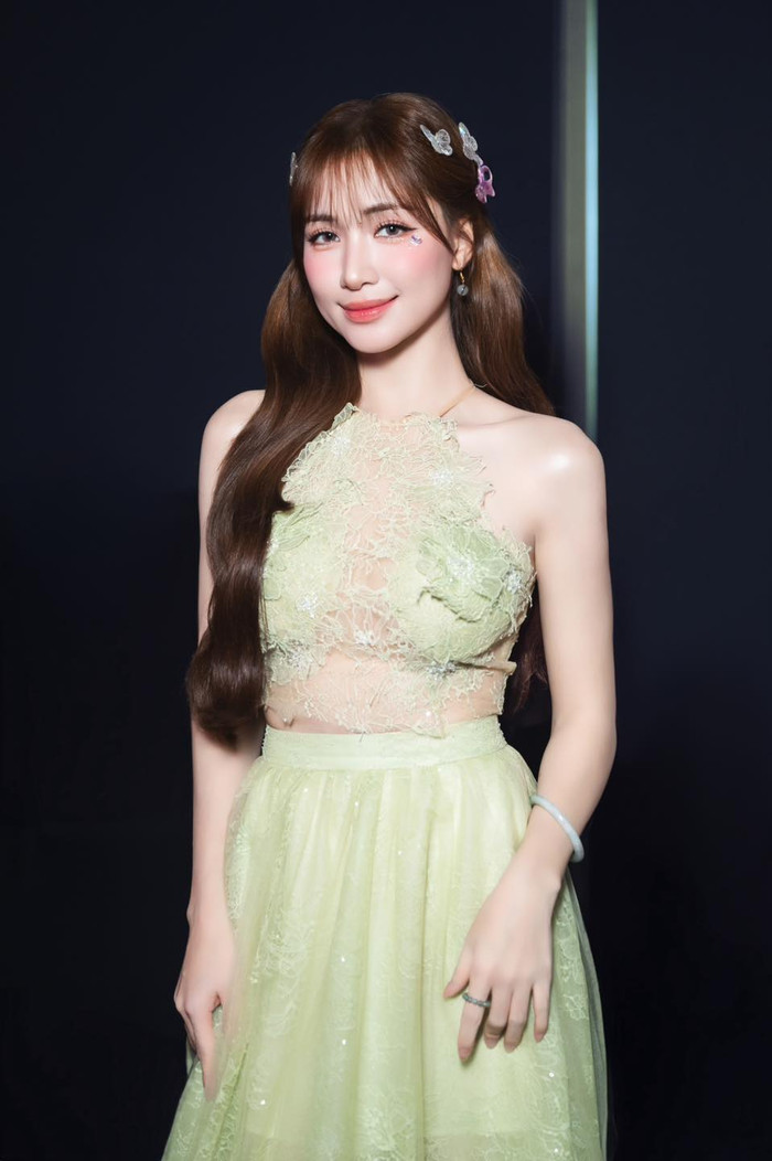 Bên cạnh các dòng trạng thái bày tỏ cảm xúc về concert của Mỹ Tâm, Hòa Minzy còn bất ngờ hé lộ những dự định trong tương lai. (Ảnh: FBNV)