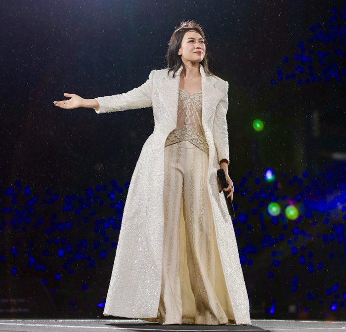 Mỹ Tâm bày tỏ sự lo lắng, liên tục hỏi han khán giả khi biểu diễn ở sân vận động Mỹ Đình. Ảnh: FBNV