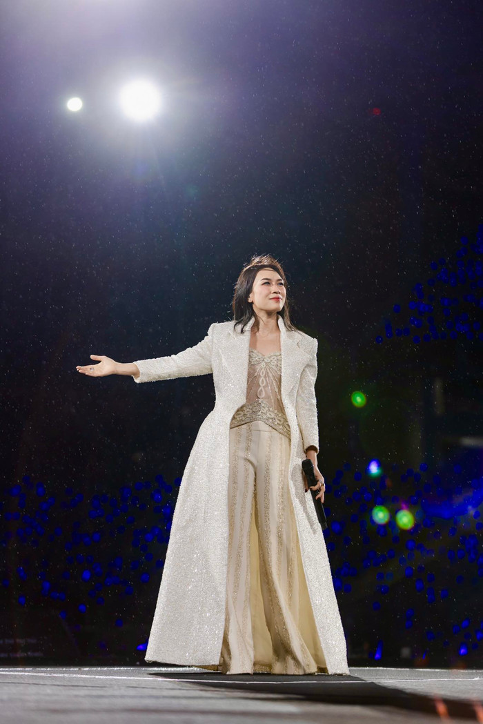 Tối 13/12, concert See The Light của Mỹ Tâm diễn ra thành công tốt đẹp tại sân vận động Mỹ Đình (Hà Nội) với 40.000 khán giả, kéo dài gần 4 tiếng với hơn 30 bài hát. Đây là concert cá nhân lớn nhất Việt Nam hiện nay và đưa Mỹ Tâm thành nghệ sĩ Việt đầu tiên tổ chức 3 lần liveshow tại Mỹ Đình, những kỷ lục chưa ai phá vỡ. Ảnh: FBNV