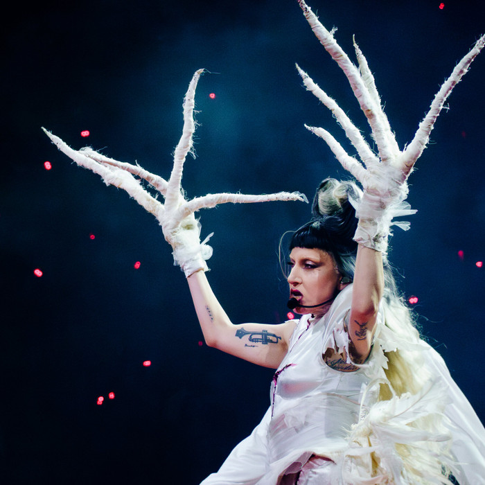 Vũ công của Lady Gaga rơi khỏi sân khấu khi đang biểu diễn Ảnh 2